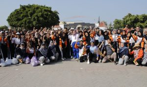 Bersama-Bupati-Sugiri-Ratusan-Pelajar-SMKN-2-Bersihkan-Sampah-Alun-Alun-3-1170x694