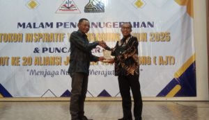 Sunarto Hadi ketua bidang kerjasama dan kemitraan Aliansi Jurnalis Tulungagung menyerahkan penghargaan kepada BPN Tulungagung